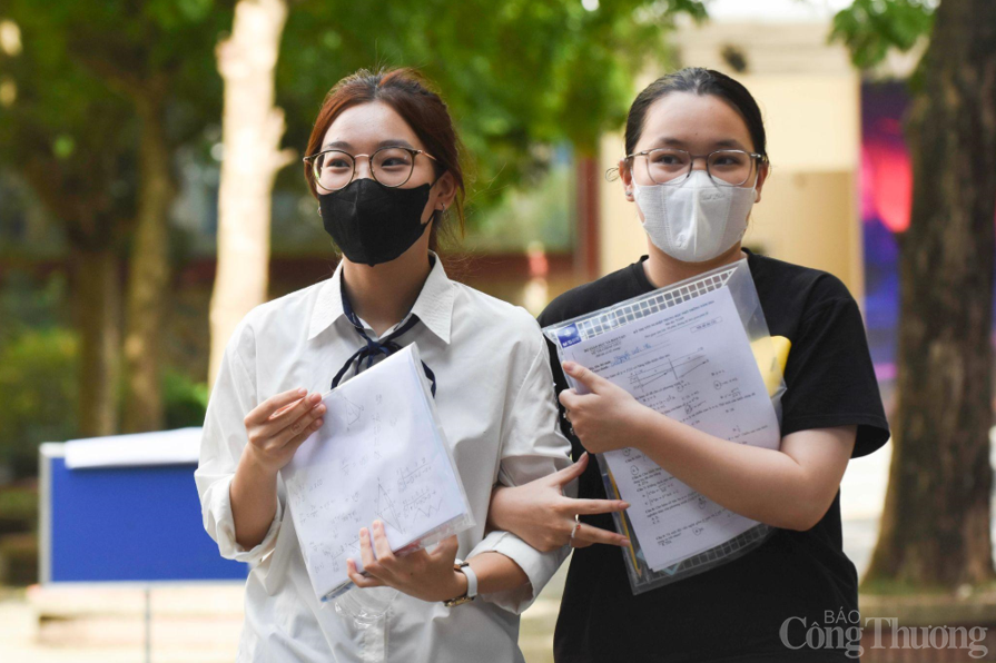 Nhiều thí sinh “than” đề Toán năm nay quá khó.