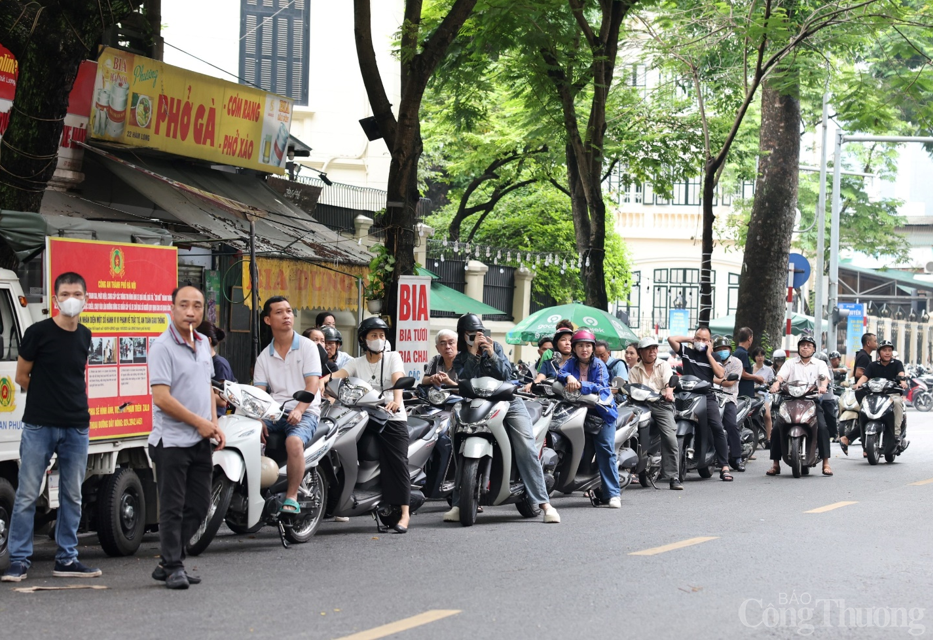 Tại Trường THCS Ngô Sỹ Liên (Hoàn Kiếm, Hà Nội), nhiều phụ huynh đã đưa con em mình tới điểm thi từ rất sớm, với lý do “đề phòng tắc đường”.