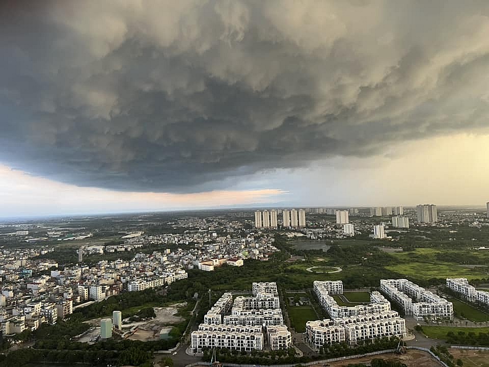 Hà Nội: Hình ảnh mây đen vẫn vũ trên bầu trời trước cơn dông như phim viễn tưởng