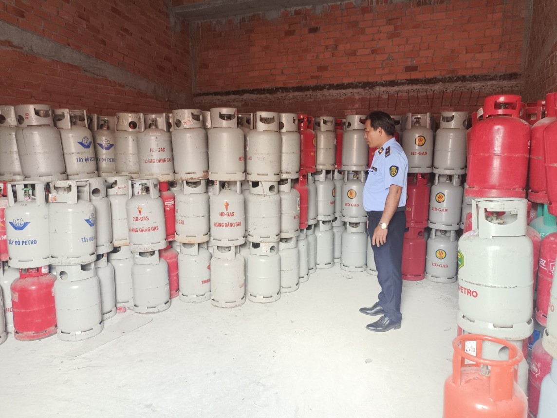 Vĩnh Long: Xử phạt một hộ kinh doanh gas vi phạm