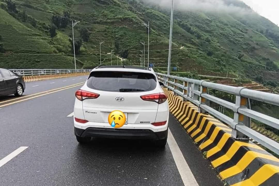 Ô tô biển Hà Nội đang nổ máy, lái xe tử vong dưới chân cầu vào sáng nay.