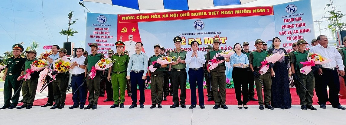 Đồng loạt ra mắt lực lượng tham gia bảo vệ an ninh trật tự ở cơ sở tại Bình Dương