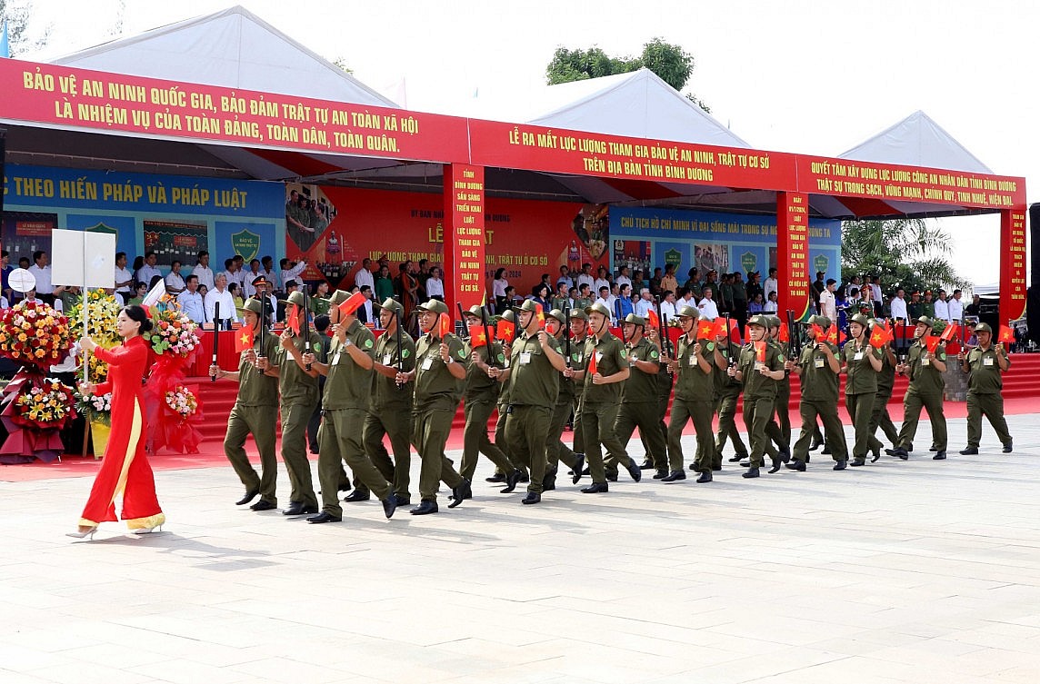 Đồng loạt ra mắt lực lượng tham gia bảo vệ an ninh trật tự ở cơ sở tại Bình Dương