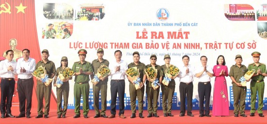 Đồng loạt ra mắt lực lượng tham gia bảo vệ an ninh trật tự ở cơ sở tại Bình Dương