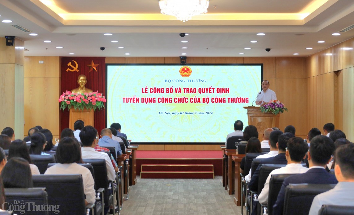 Bộ Công Thương trao quyết định tuyển dụng 83 công chức năm 2024