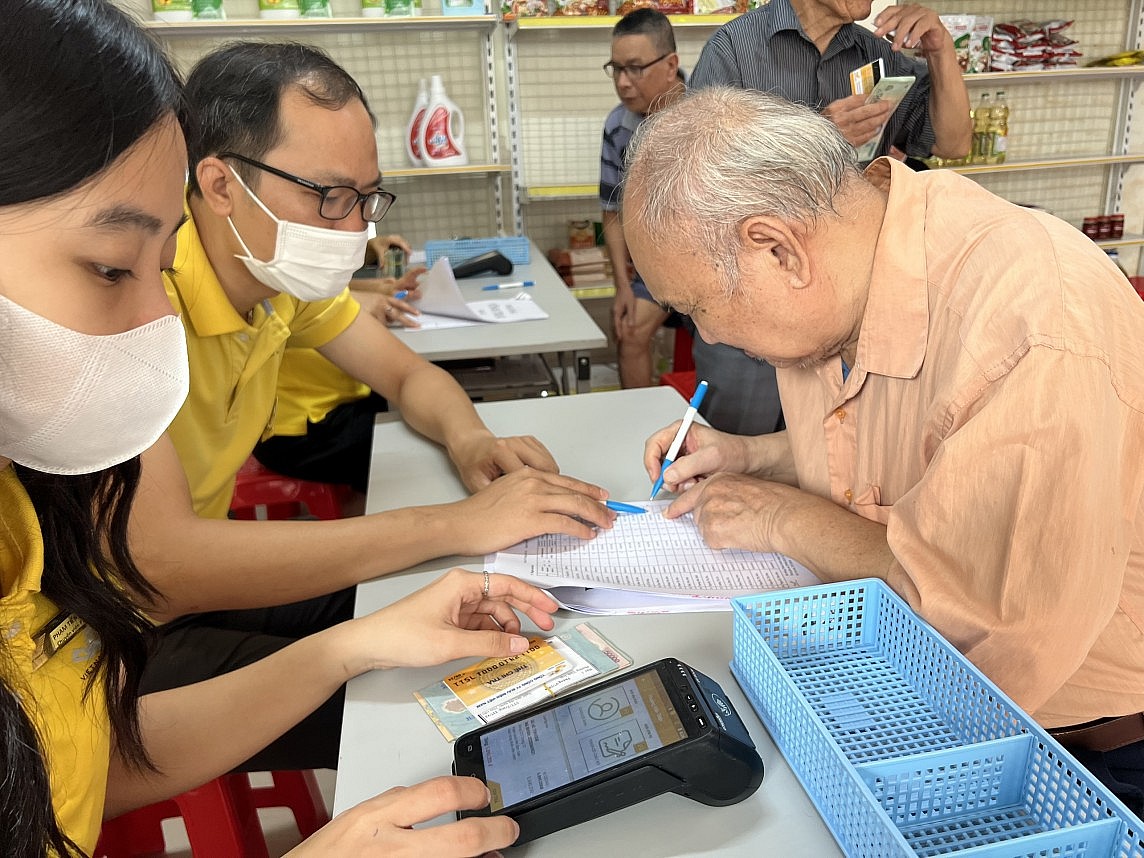 Người dân phường Vĩnh Trại, tp Lạng Sơn nhận lương hưu được tăng mới sáng ngày 2/7 tại điểm chi trả bưu cục trung tâm, Bưu điện thành phố Lạng Sơn