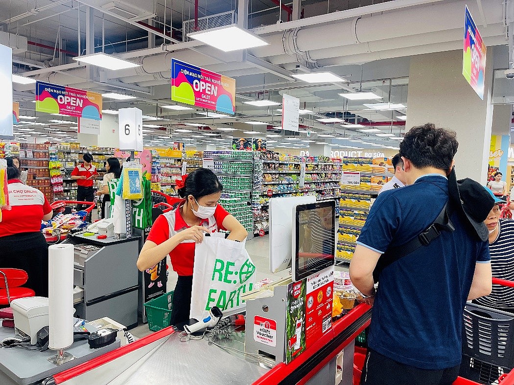 LOTTE Mart tặng túi môi trường cho khách hàng khi mua sắm trong ngày 3/7