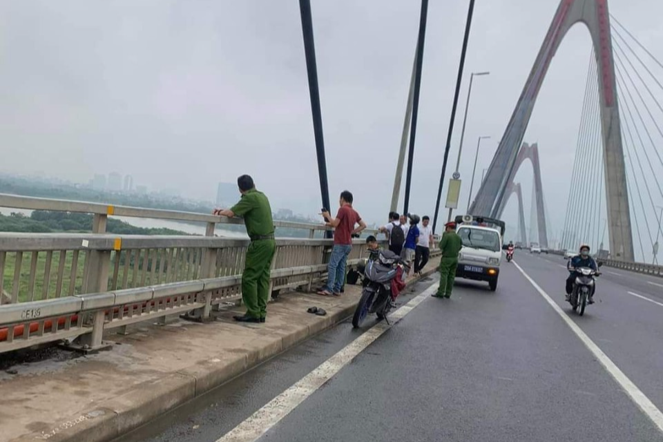 Lực lượng Công an có mặt bảo vệ hiện trường và tìm kiếm thanh niên nhảy cầu Nhật Tân tự tử.