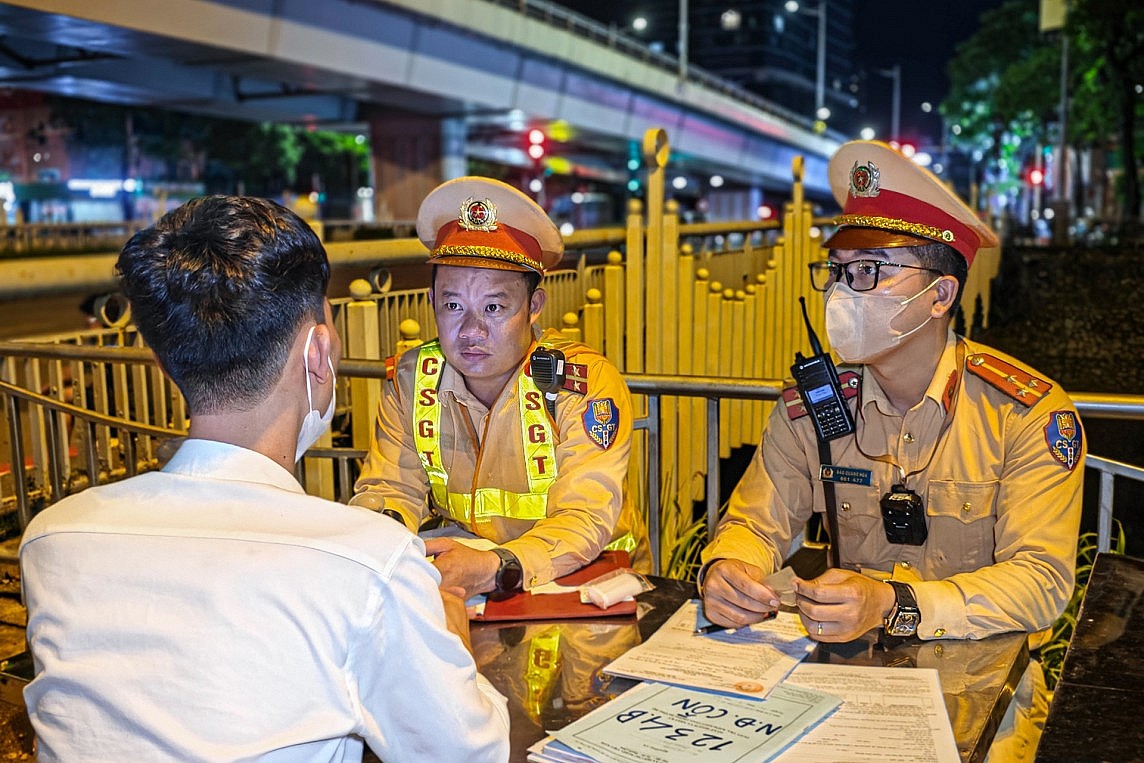 Từ 1/7, người dân có thể xuất trình giấy tờ thông qua VNeID. Ảnh: Đình Hiếu