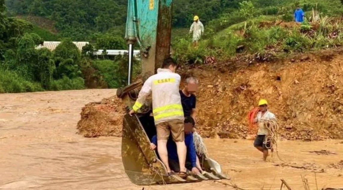 Cảm động hình ảnh chiến sĩ công an dũng cảm cứu người giữa dòng lũ xiết, xứng danh "vì dân phục vụ"