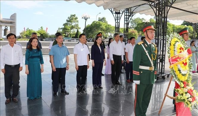 Phó Chủ tịch nước Võ Thị Ánh Xuân tri ân các Anh hùng liệt sĩ, người có công tại Quảng Trị