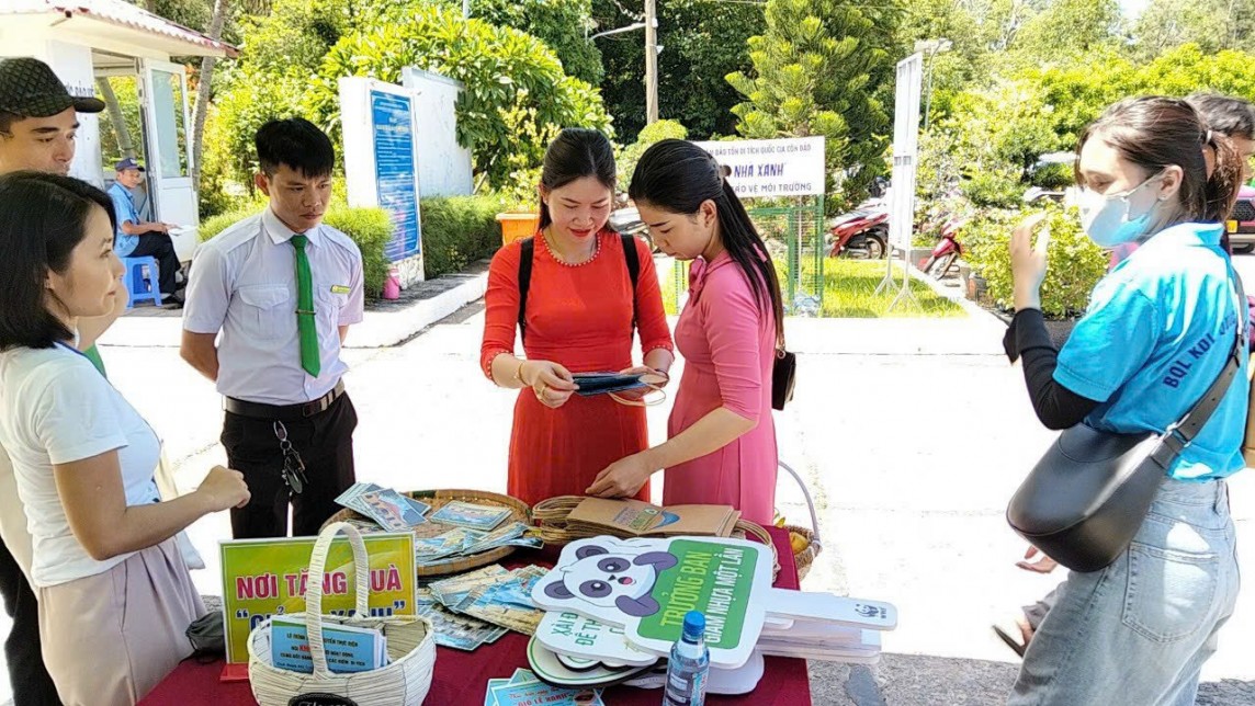 Du khách hào hứng với các sản phẩm xanh tại Côn Đảo