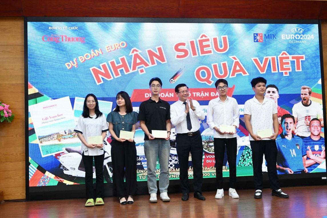 Sinh viên Trường Đại học Điện lực hào hứng tham gia Dự đoán EURO - Nhận siêu quà Việt