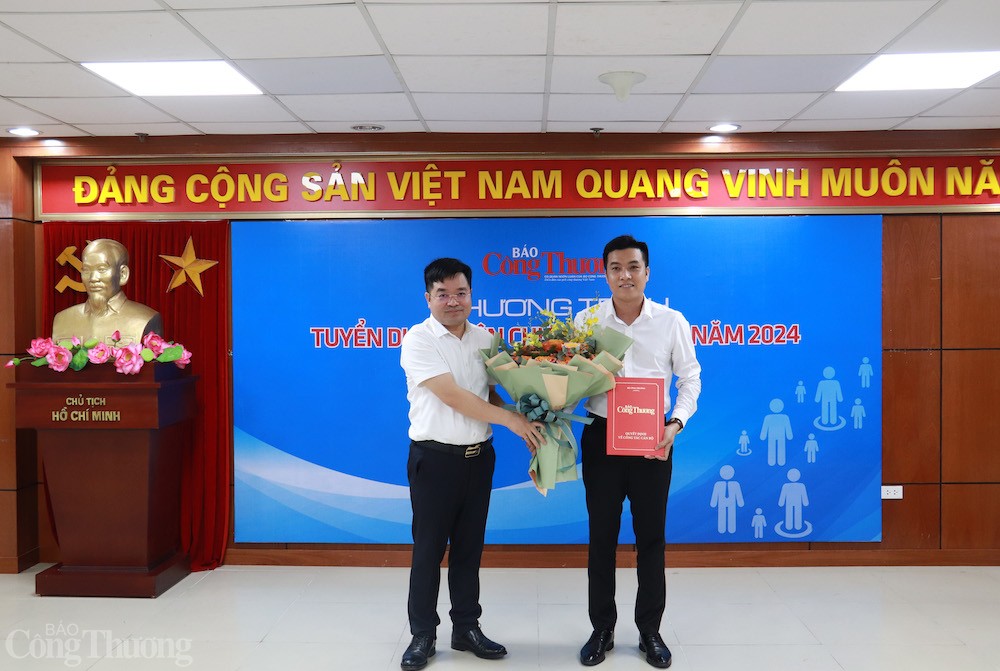 Báo Công Thương công bố và trao quyết định tuyển dụng, điều động nhân sự