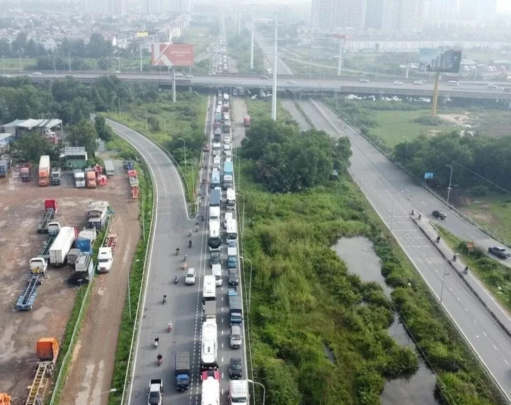 Ô tô 7 chỗ lật nhiều vòng trên cao tốc Long Thành - Dầu Giây, nhiều người bị thương