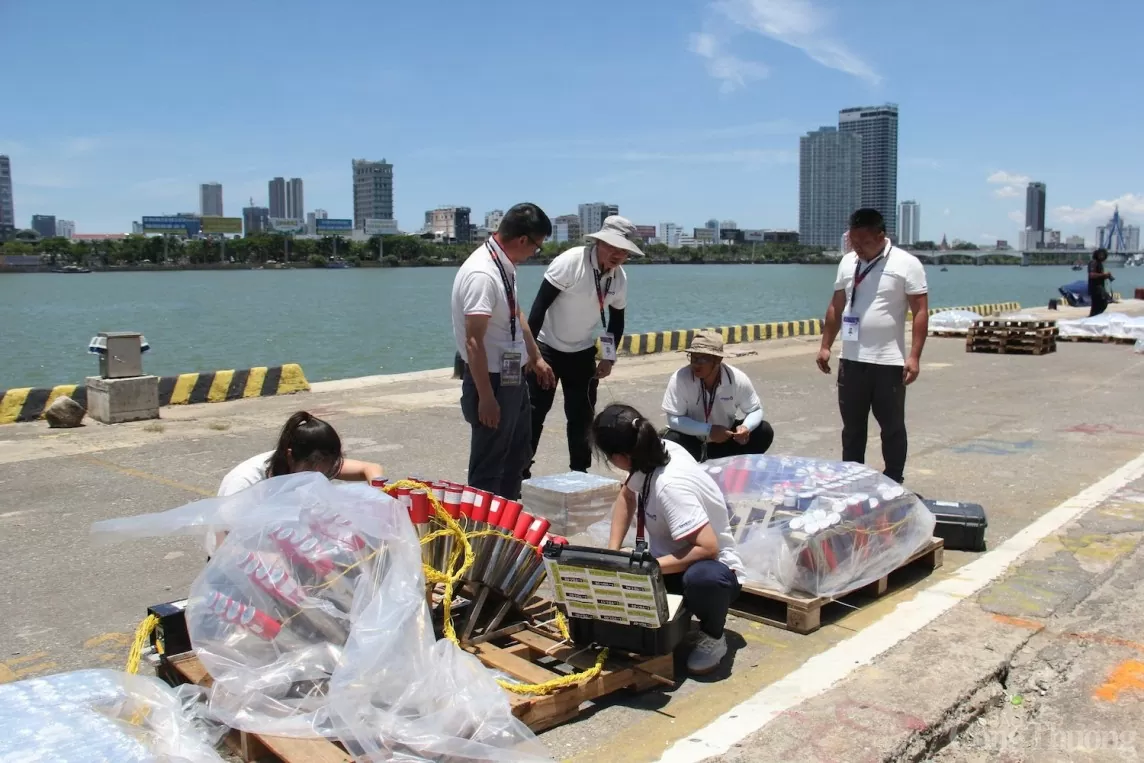 Hàng chục nghìn quả pháo hoa sẵn sàng cho đêm chung kết Lễ hội pháo hoa quốc tế Đà Nẵng Hàng chục nghìn quả pháo hoa sẵn sàng cho đêm chung kết Lễ hội pháo hoa quốc tế Đà Nẵng