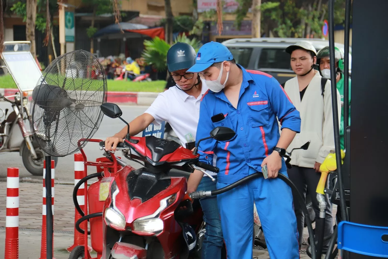 Giá xăng dầu trong kỳ điều hành ngày mai 18/7 dự báo có thể giảm tiếp?