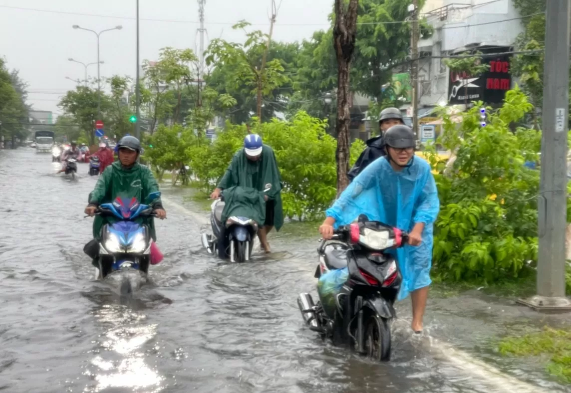 Kiên Giang: Mưa lớn kéo dài, nhiều đoạn đường ngập nặng