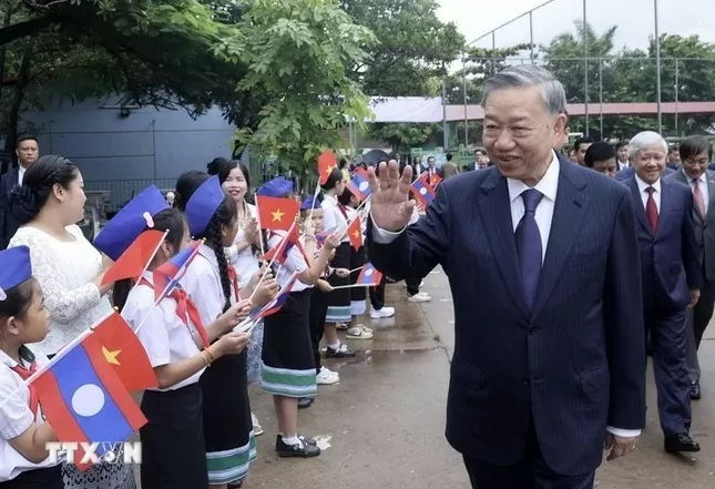 Chủ tịch nước Tô Lâm trao quà cho Trường song ngữ Lào