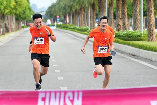 500 phong vien bien tap vien hao hung tham gia giai chay vi lan song khoe