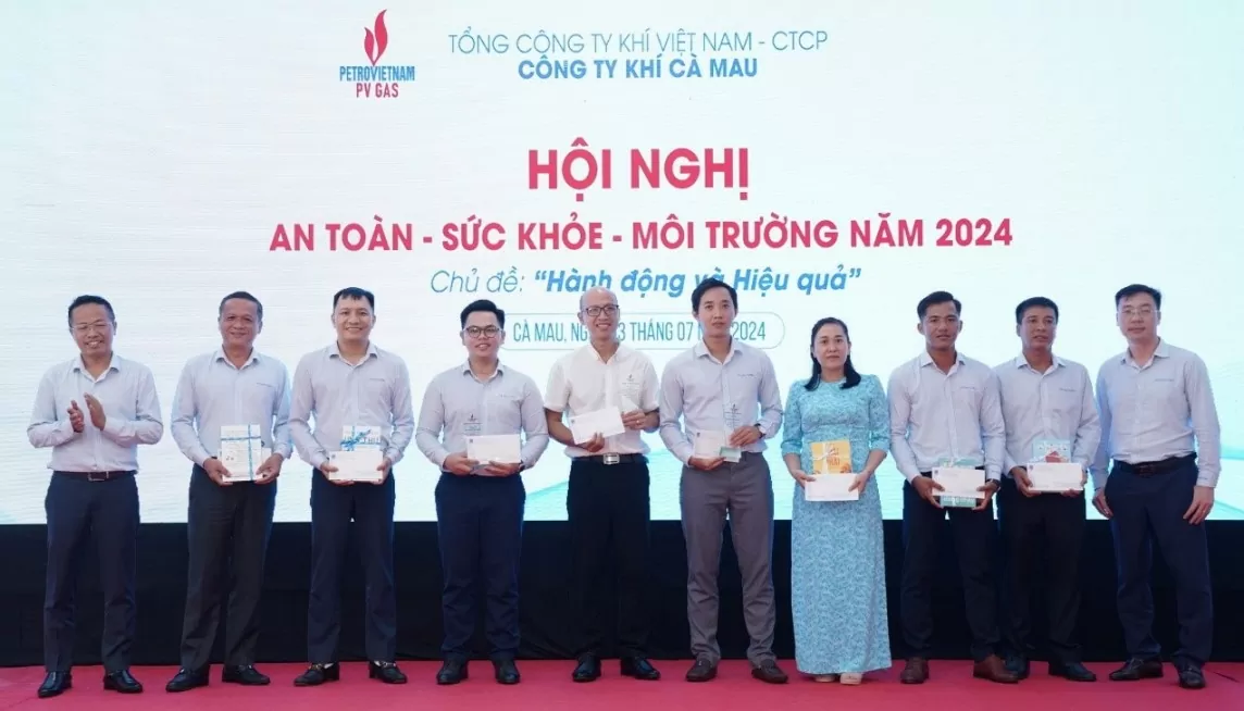 Khen thưởng các điển hình xuất sắc trong công tác AT-SK-MT năm 2023