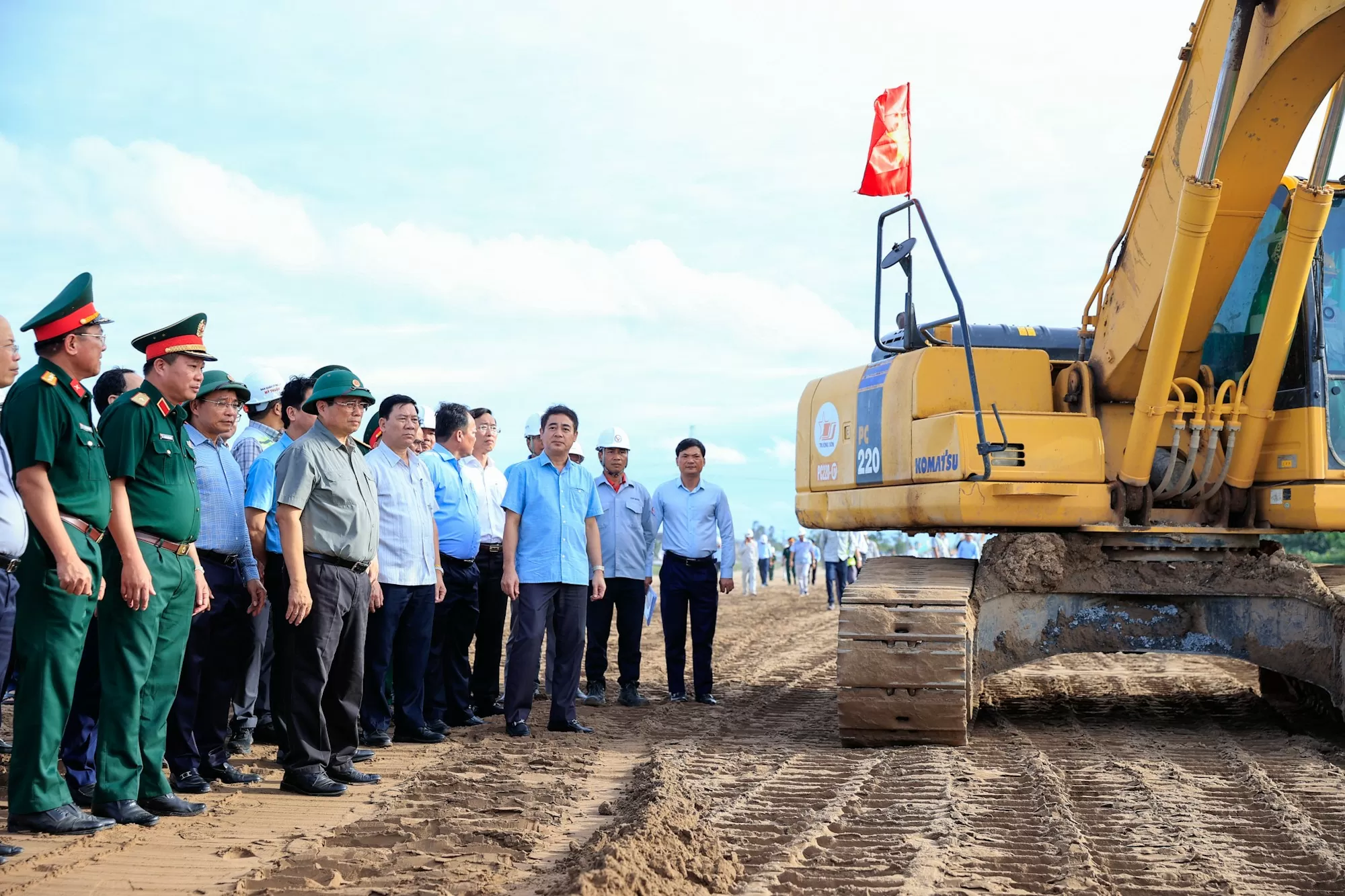 Thủ tướng Phạm Minh Chính thị sát công trường dự án cao tốc Cần Thơ-Cà Mau thuộc dự án cao tốc Bắc-Nam phía đông - Ảnh: VGP/Nhật Bắc