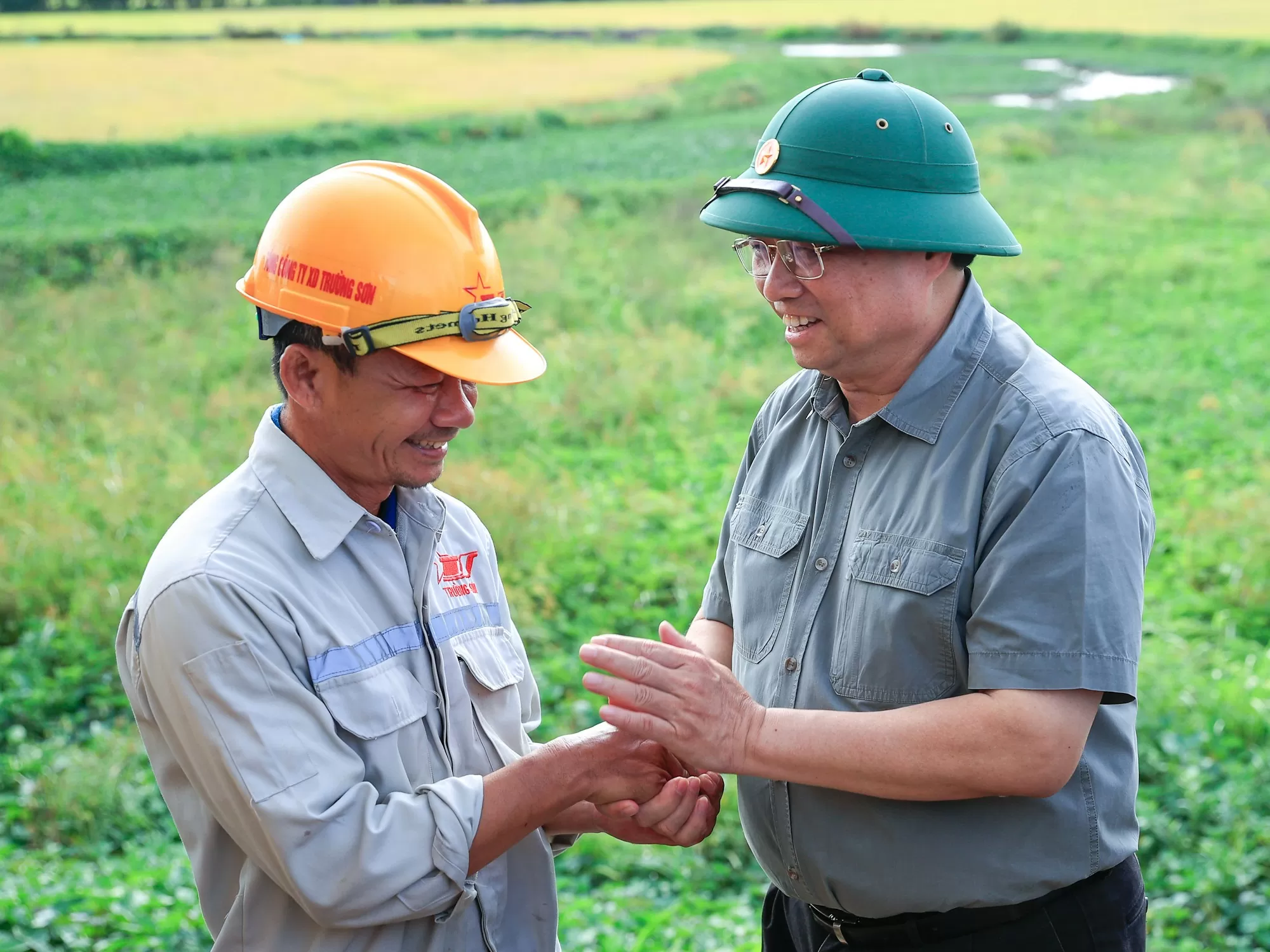 Thủ tướng thăm hỏi, động viên công nhân thi công tại dự án - Ảnh: VGP/Nhật Bắc