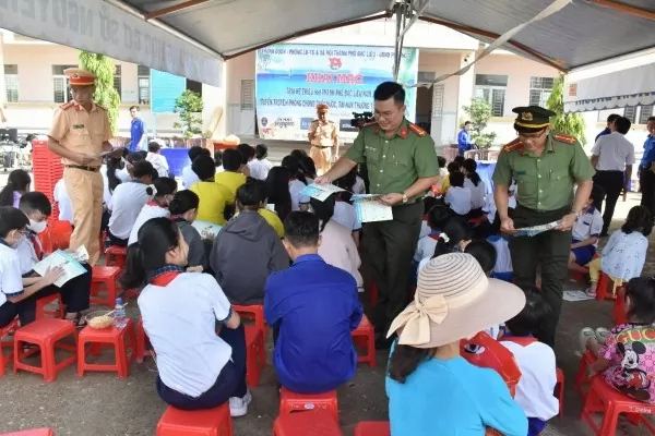 Lực lượng công an đẩy mạnh tuyên truyền pháp luật về bảo đảm TTATGT cho học sinh (Ảnh: Công an tỉnh Bạc Liêu).