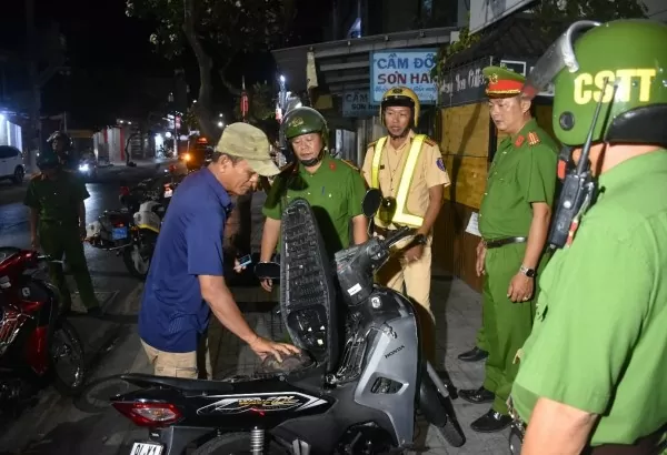 Lực lượng Cảnh sát giao thông kiểm tra nồng độ cồn đối với người điều khiển phương tiện (Ảnh Công an tỉnh Bạc Liêu).