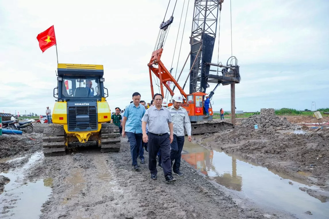 Thủ tướng Phạm Minh Chính kiểm tra tình hình thi công dự án thành phần 2 tuyến cao tốc Châu Đốc-Cần Thơ-Sóc Trăng tại nút giao Lộ Tẻ-Rạch Sỏi, xã Thạnh Tiến, huyện Vĩnh Thạnh, Cần Thơ - Ảnh: VG