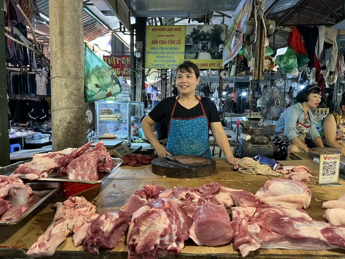 Lương tăng, nhiều mặt hàng tại chợ dân sinh "té nước theo mưa"