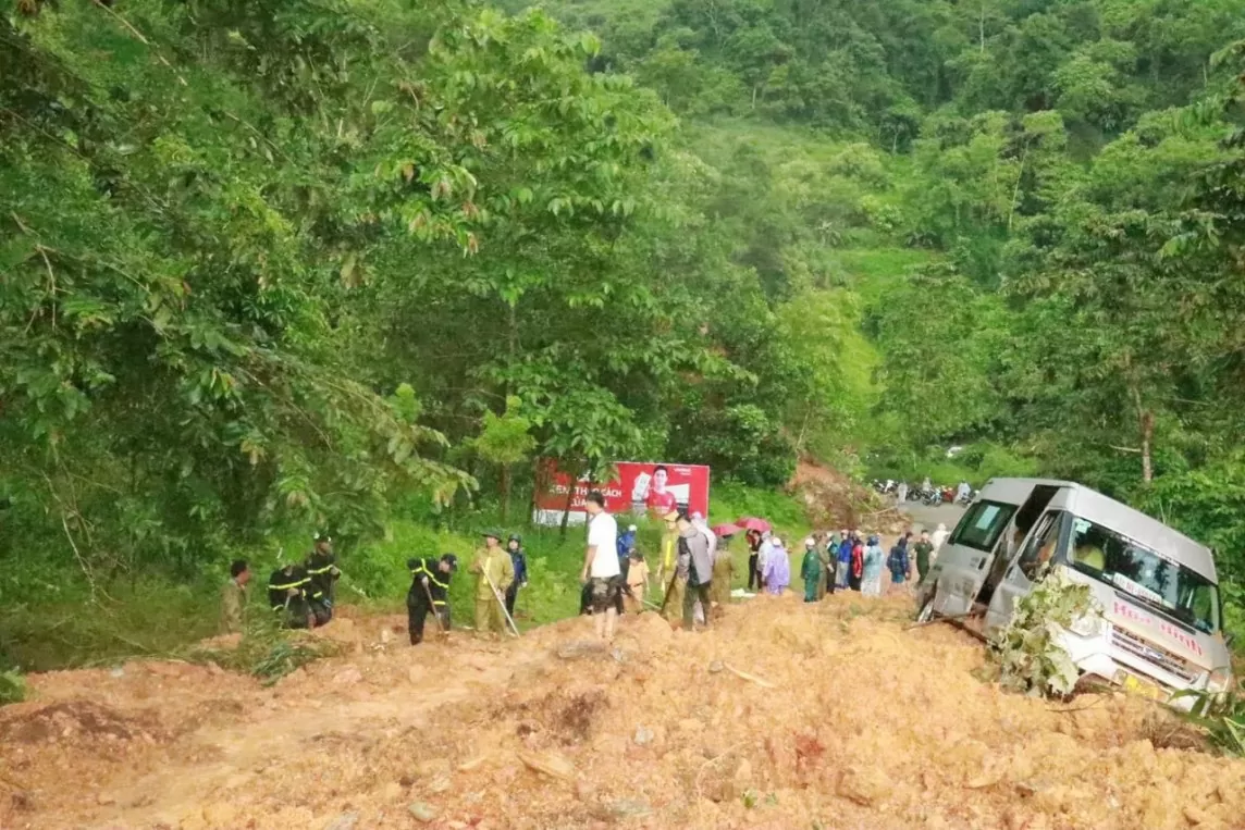 Vụ sạt lở đất ở Hà Giang: Có bao nhiêu người lúc hàng nghìn m3 đất đá đổ sụt xuống đường?