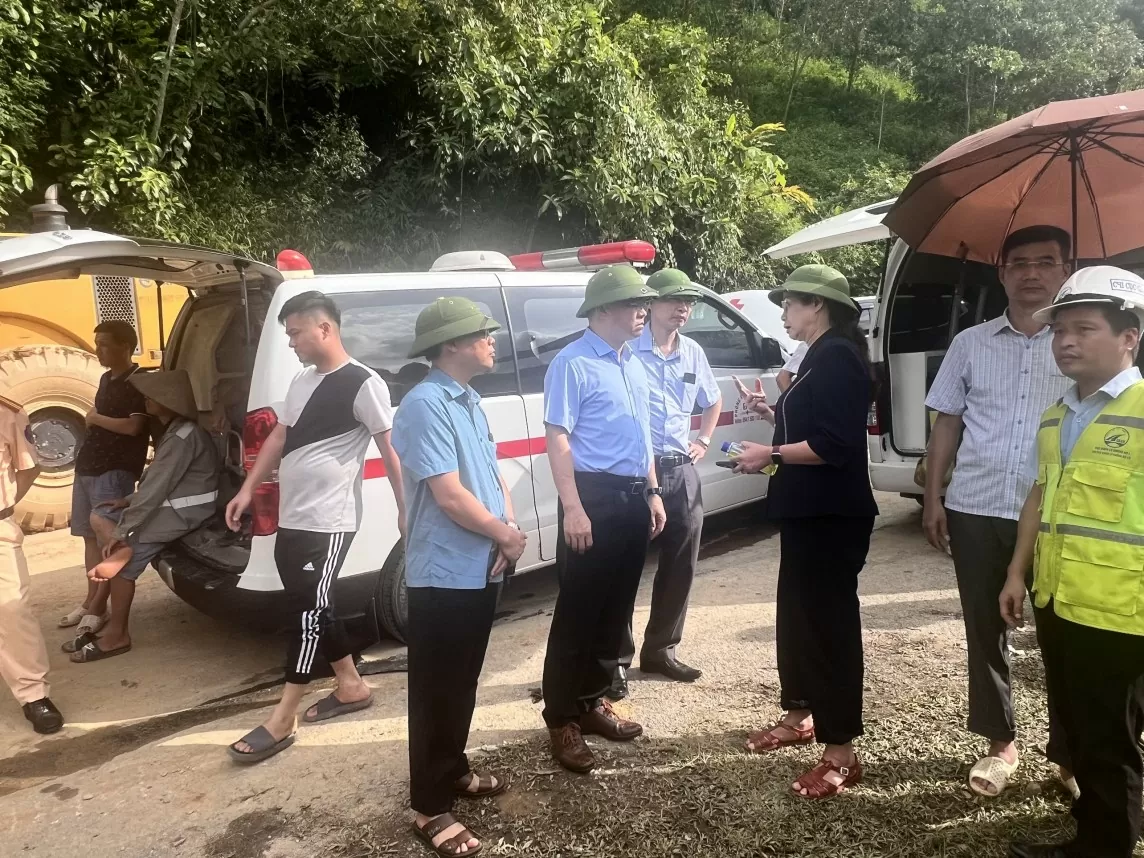 Vụ sạt lở đất ở Hà Giang: Có bao nhiêu người lúc hàng nghìn m3 đất đá đổ sụt xuống đường?