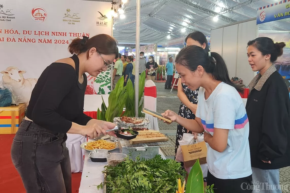 Đà Nẵng: Người dân, du khách hào hứng trải nghiệm văn hóa, sản phẩm đặc trưng Ninh Thuận