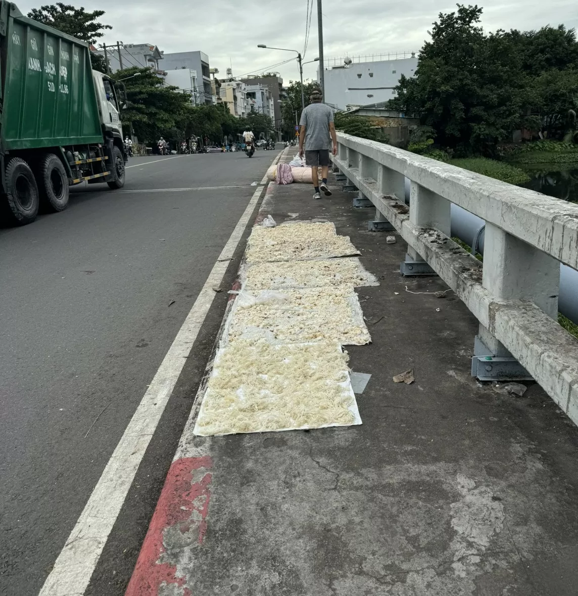 TP. Hồ Chí Minh: Tuyến đường Chu Văn An vẫn nhếch nhác vì rác