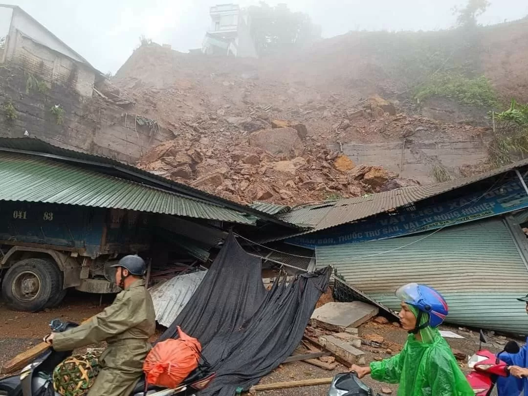 Sạt lở ở Hà Giang sáng nay khiến một nhà xưởng bị vùi lấp, nhiều người phải di dời khẩn cấp (Ảnh: Người dân cung cấp).