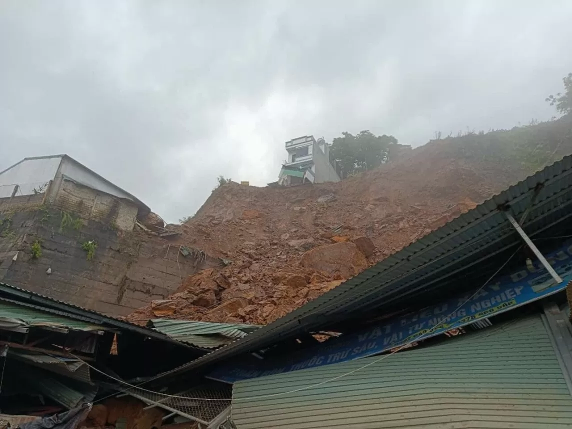 Hà Giang: Sạt lở đất, kho chứa vật liệu xây dựng bị đè bẹp