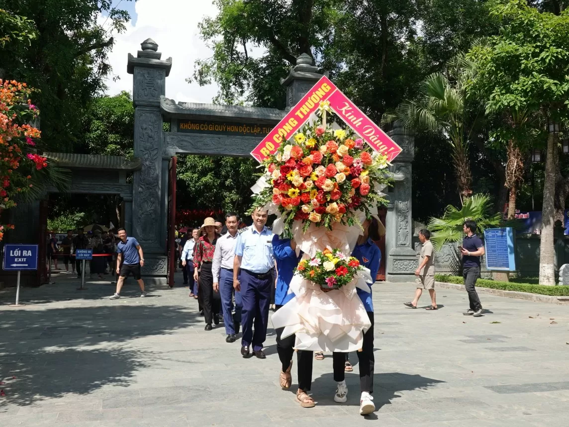 Thứ trưởng Phan Thị Thắng dâng hương, dâng hoa tại Khu di tích Kim Liên và Ngã ba Đồng Lộc