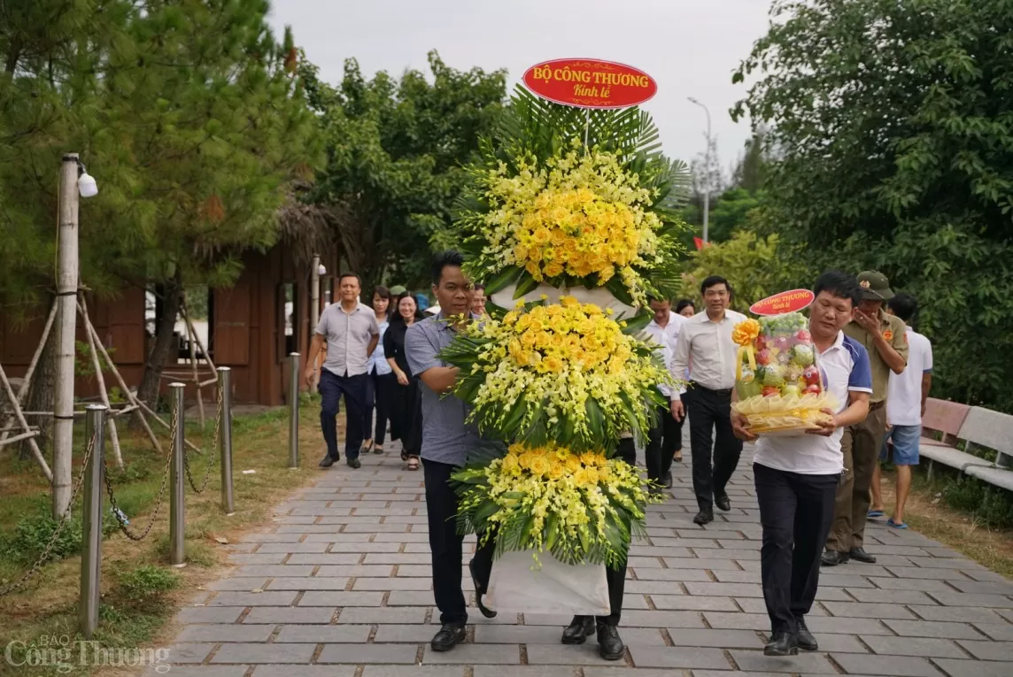 Đoàn Bộ Công Thương dâng hương tại nơi yên nghỉ của Đại tướng Võ Nguyên Giáp và các di tích lịch sử