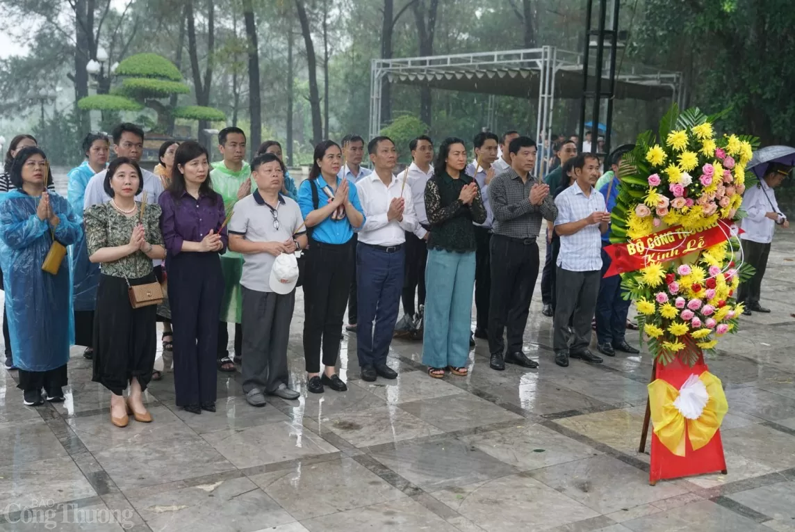 Đoàn công tác Bộ Công Thương thành kính tri ân công lao các anh hùng liệt sĩ