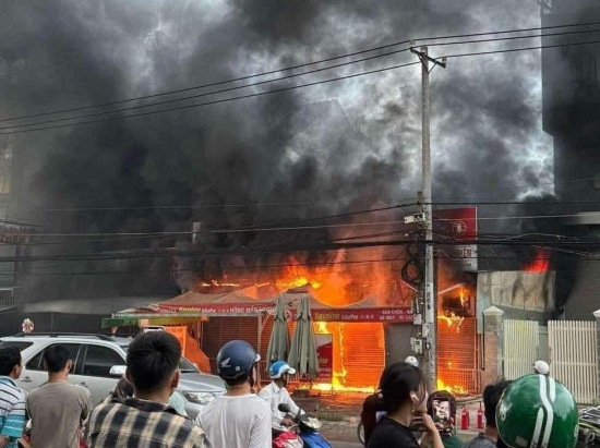 dong nai ngon lua bao trum cua hang xe dap o long thanh
