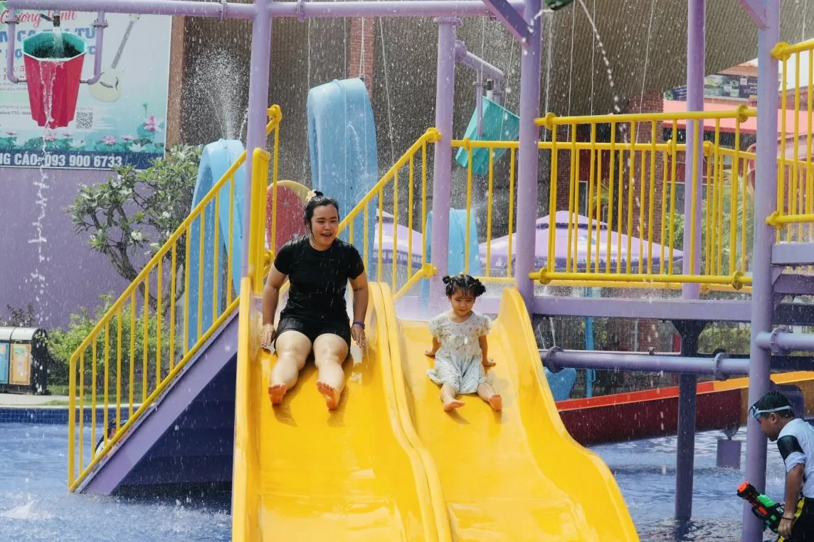 Đông đảo phụ huynh và các em thiếu nhi đến vui chơi TTC Mekong Aqua Park.