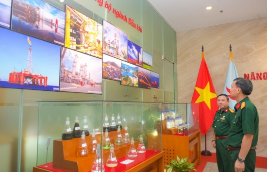 khai mac trien lam anh 65 nam nganh dau khi viet nam thuc hien mong uoc cua bac ho