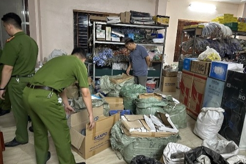 ha noi hai vo chong o dong anh ban hang gia thuong hieu noi tieng