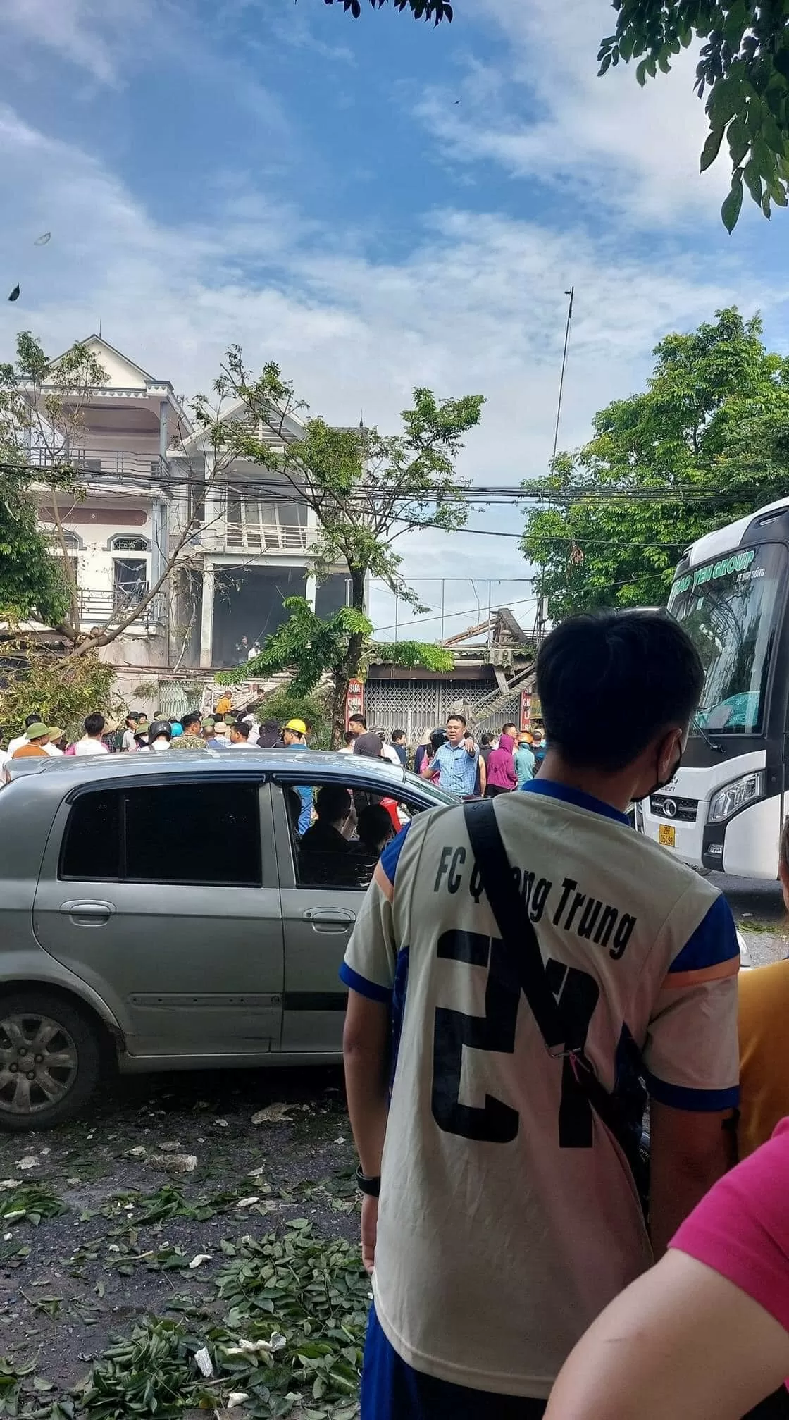 Cảnh tan hoang sau vụ nổ rung chuyển ở Thái Nguyên, nhiều người bị vùi lấp