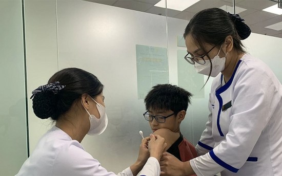 dich benh truyen nhiem dien bien phuc tap nhung ty le tiem phong con thap