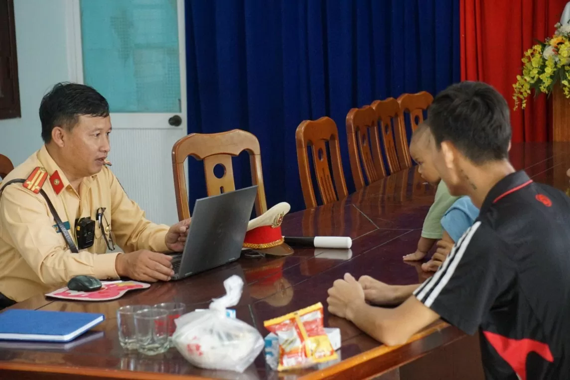 Chủ thầu không trả lương, 2 vợ chồng ôm con nhỏ đi bộ từ Bình Dương về Tuyên Quang