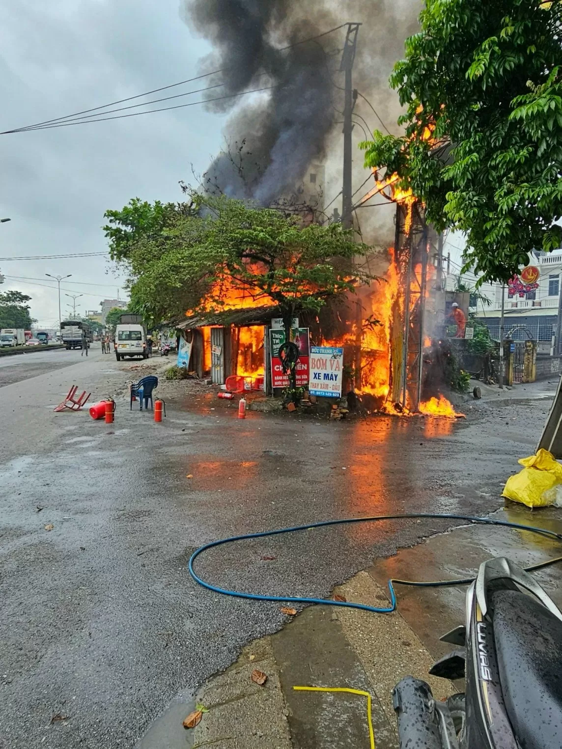 Vĩnh Phúc: Cháy cơ sở kinh doanh ở huyện Bình Xuyên, lửa bốc ngùn ngụt