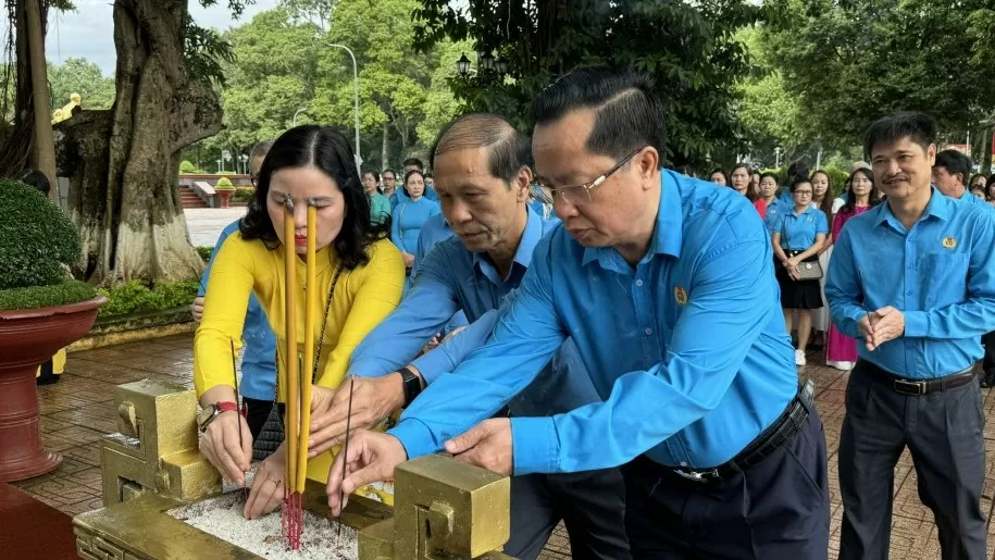 Đoàn đại biểu Công đoàn Công Thương Việt Nam dâng hương tại Đài tưởng niệm 100 chiến sĩ Nam tiến hy sinh