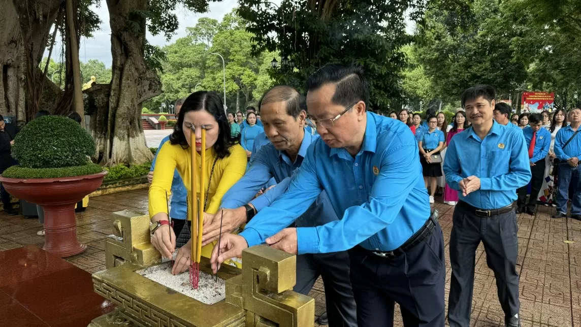 Đoàn đại biểu Công đoàn Công Thương Việt Nam dâng hương tại Đài tưởng niệm 100 chiến sĩ Nam tiến hy sinh